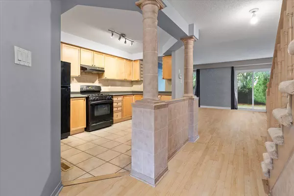 2069 Glenhampton RD, Oakville, ON L6M 3W9