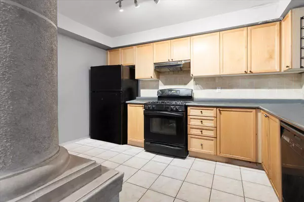 2069 Glenhampton RD, Oakville, ON L6M 3W9