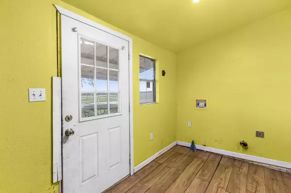 729 Twin Bends RD, Crawford, TX 76638