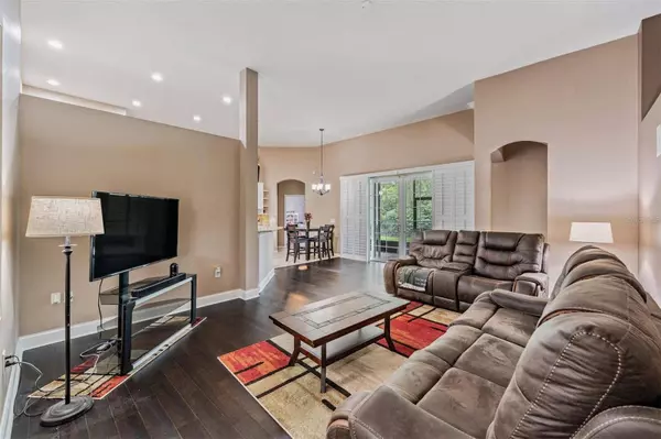 6038 PALOMAGLADE DR, Lithia, FL 33547