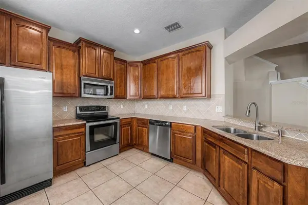 6754 EAGLE FEATHER DR, Riverview, FL 33578