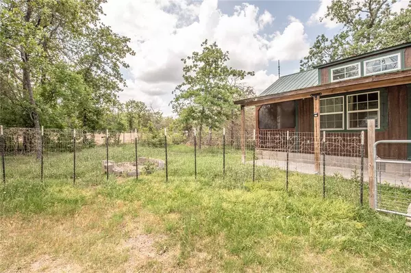 401 Berry LN, Somerville, TX 77879