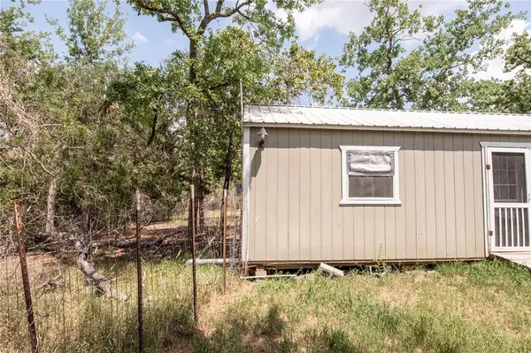 401 Berry LN, Somerville, TX 77879