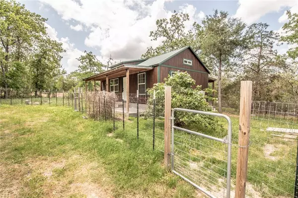 401 Berry LN, Somerville, TX 77879