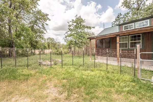 401 Berry LN, Somerville, TX 77879