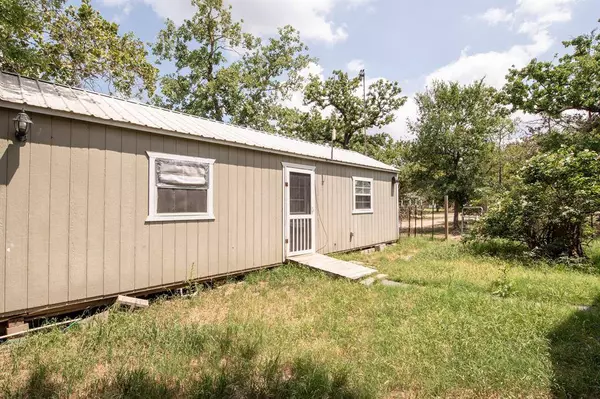 401 Berry LN, Somerville, TX 77879