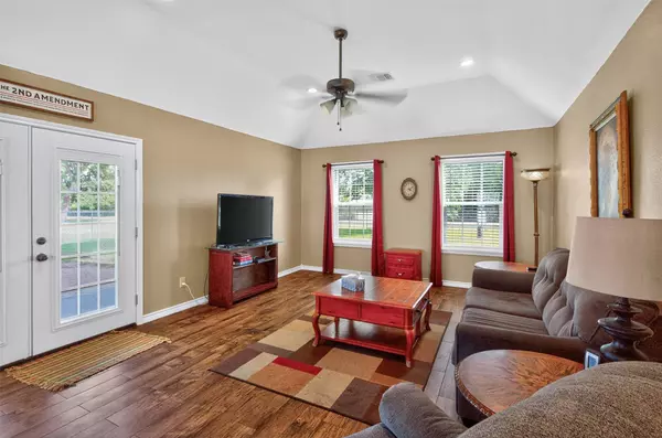 409 Ripple Creek LN, Somerville, TX 77879