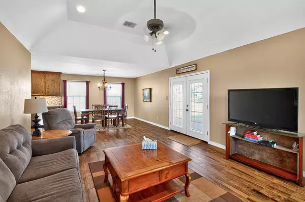 409 Ripple Creek LN, Somerville, TX 77879