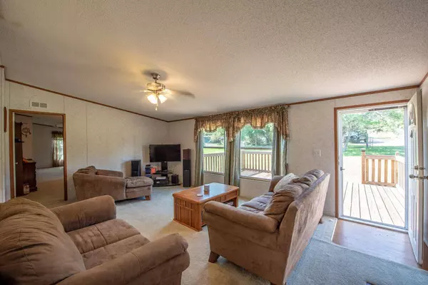 102 Windwood CIR, Somerville, TX 77879