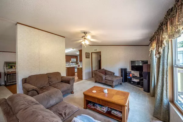 102 Windwood CIR, Somerville, TX 77879