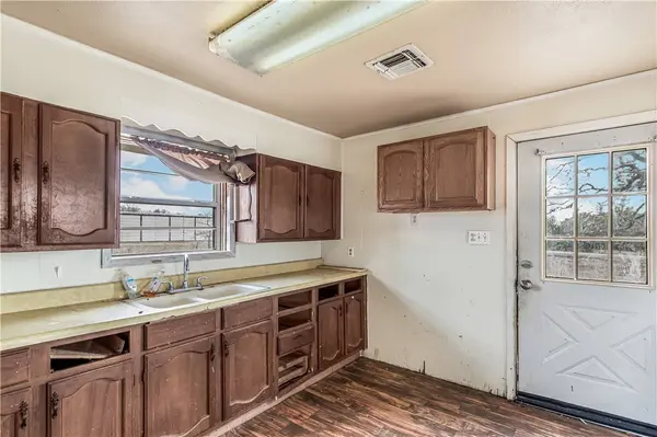 107 Leaning Oaks ST, Somerville, TX 77879