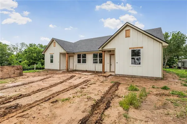142 E Martin Luther King DR, Caldwell, TX 77836
