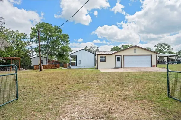 412 Leaning Oak LN, Somerville, TX 77879
