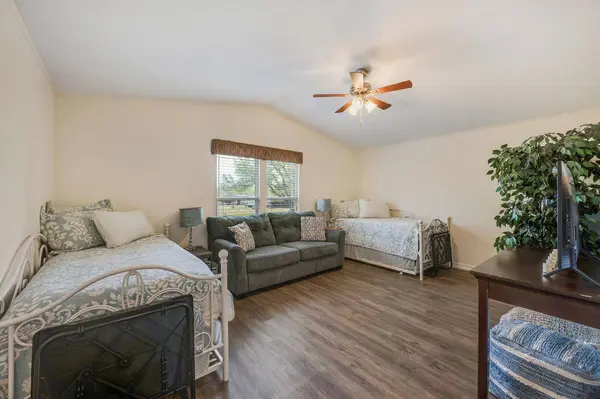 412 Leaning Oak LN, Somerville, TX 77879
