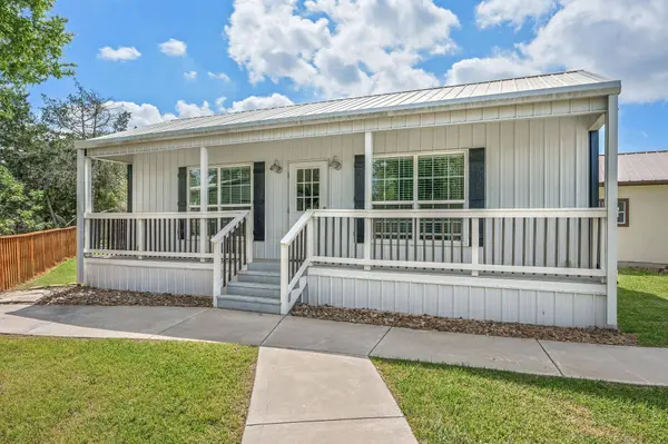 412 Leaning Oak LN