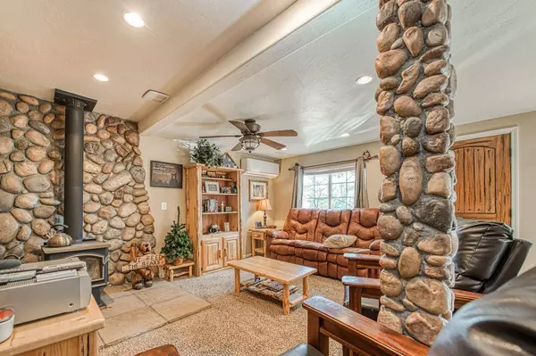 41436 Meadow LN, Auberry, CA 93602