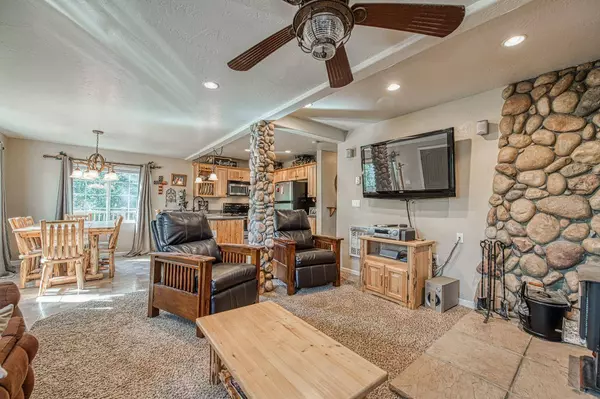 41436 Meadow LN, Auberry, CA 93602