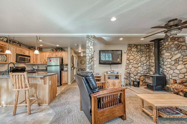 41436 Meadow LN, Auberry, CA 93602