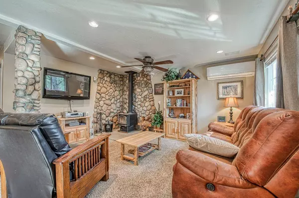 41436 Meadow LN, Auberry, CA 93602