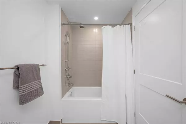 21 Park Street #1011, Mississauga, ON L5G 1L7