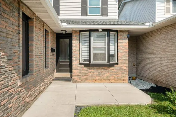 2265 Middlesmoor CRES, Burlington, ON L7P 3X2