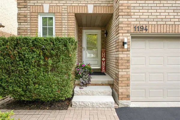 1194 Old Oak DR, Oakville, ON L6M 3K7