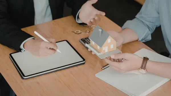 How to Negotiate in a Buyer’s vs. Seller’s Market in McAllen TX