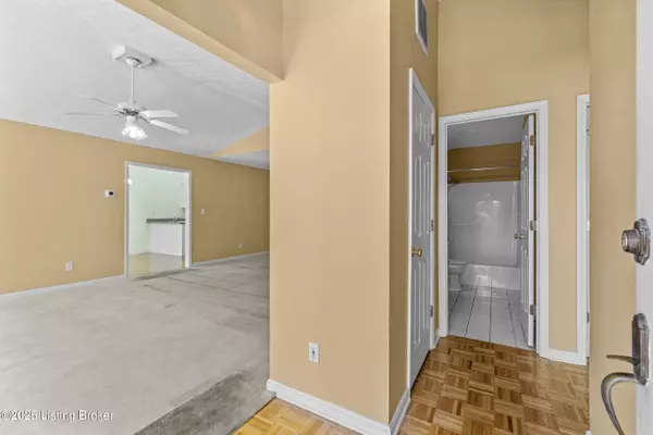 11007 Cambridge Commons Dr, Louisville, KY 40291