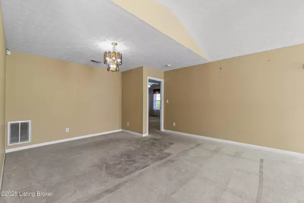 11007 Cambridge Commons Dr, Louisville, KY 40291