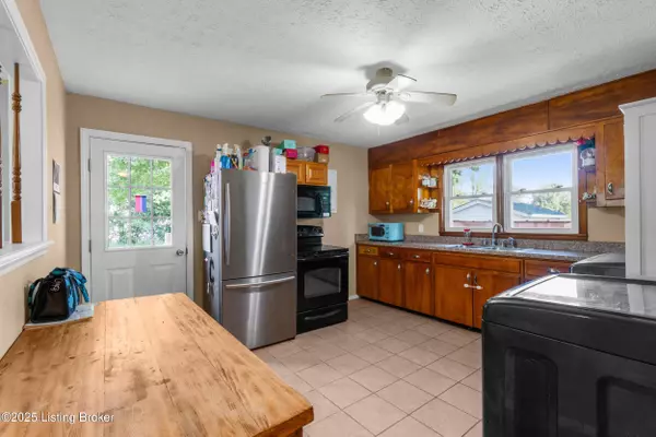 1255 Holy Cross Rd, Loretto, KY 40037