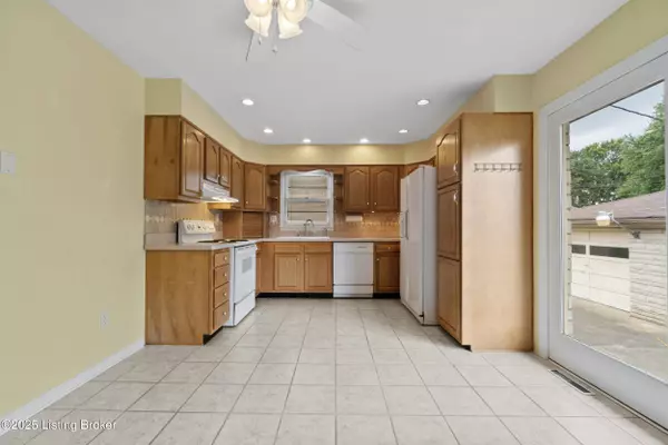 204 Hillbrook Dr, Shepherdsville, KY 40165