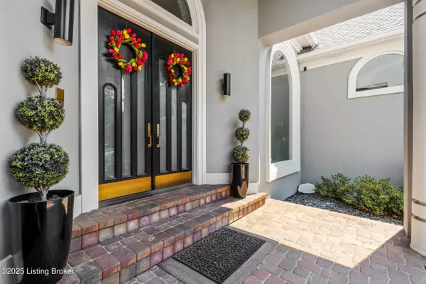 1300 Golden Springs Ct, Louisville, KY 40205