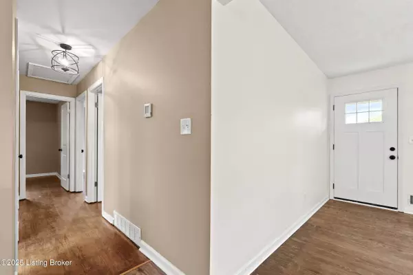 3305 Lindenwood Dr, Louisville, KY 40216