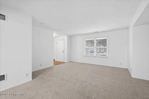 6508 Hunters Creek Blvd, Louisville, KY 40258