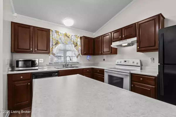 140 Charlton Wynde Dr, Louisville, KY 40245