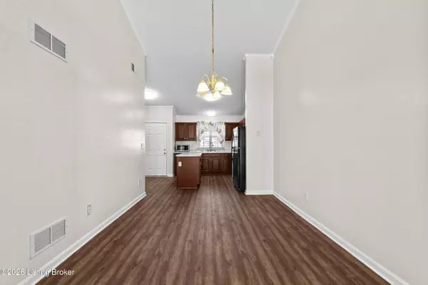 140 Charlton Wynde Dr, Louisville, KY 40245