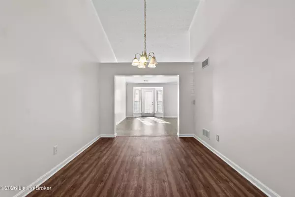 140 Charlton Wynde Dr, Louisville, KY 40245