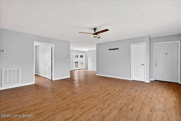 216 Bent Tree Dr, Vine Grove, KY 40175