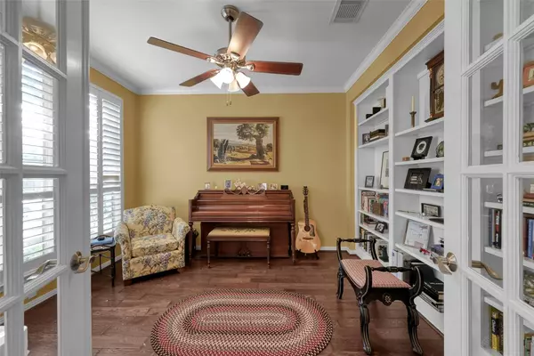 143 S Goldenvine CIR, The Woodlands, TX 77382