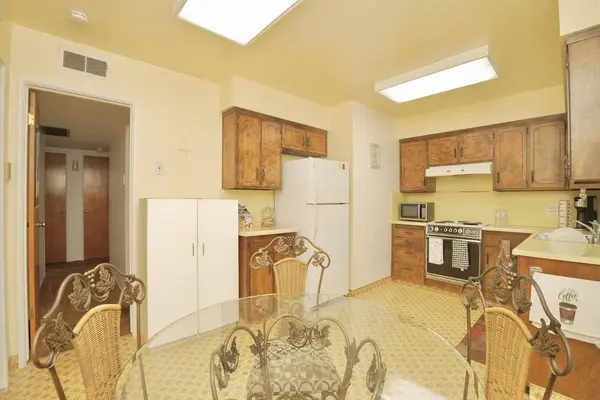 3211 E Ashlan AVE, Fresno, CA 93726