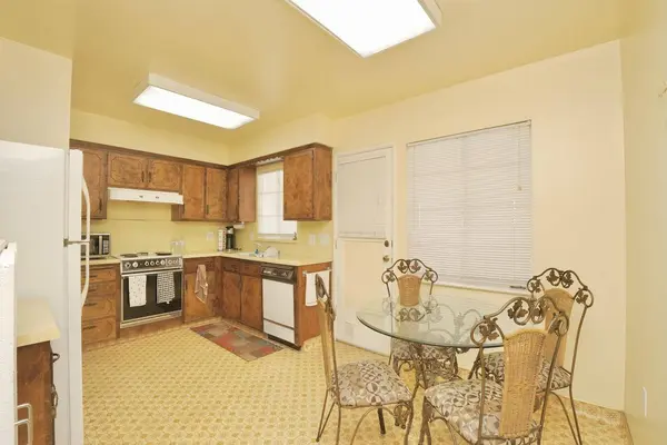 3211 E Ashlan AVE, Fresno, CA 93726