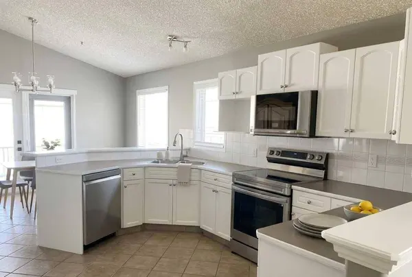 402 Highwood Village PL NW, High River, AB T1V 1W1