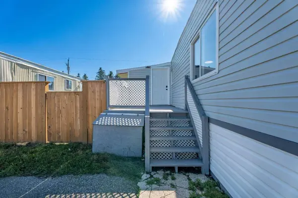 232 Polar AVE NE, High River, AB T1V1J5