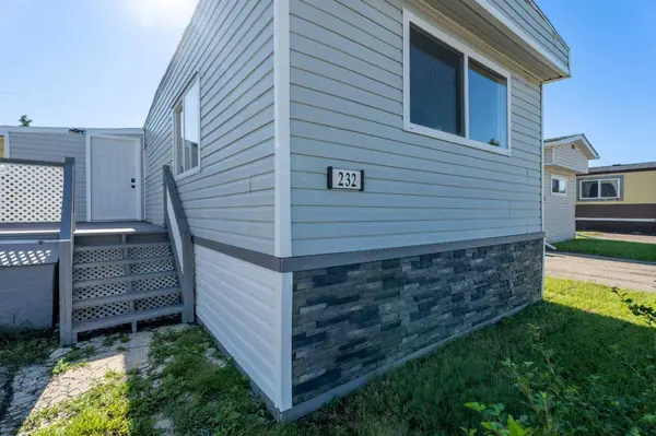 232 Polar AVE NE, High River, AB T1V1J5