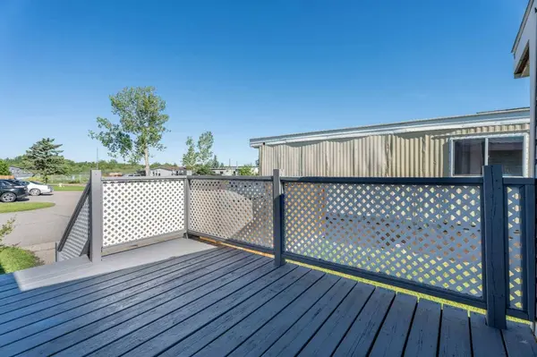 232 Polar AVE NE, High River, AB T1V1J5