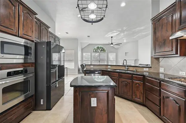 8005 Summerleaf Drive, Arlington, TX 76001