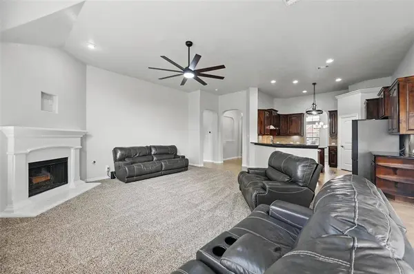 8005 Summerleaf Drive, Arlington, TX 76001