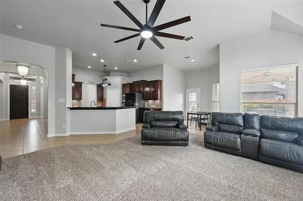 8005 Summerleaf Drive, Arlington, TX 76001