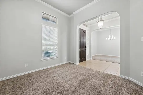 8005 Summerleaf Drive, Arlington, TX 76001