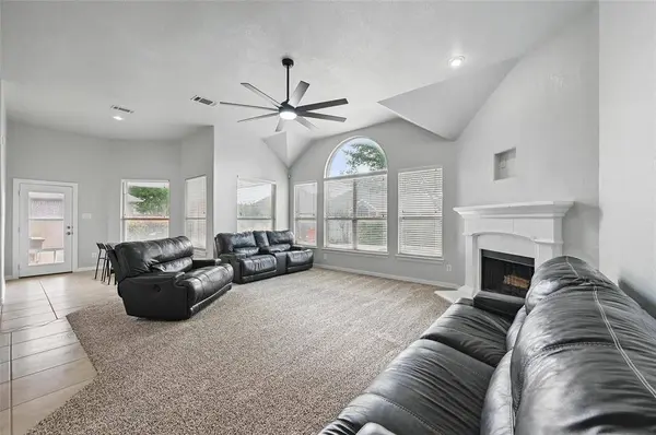 8005 Summerleaf Drive, Arlington, TX 76001